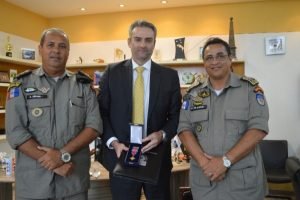 Rolando Alexandre (C) quando homenageado pela PM em setembro do ano passado. Ele foi superintendente da PF em Alagoas