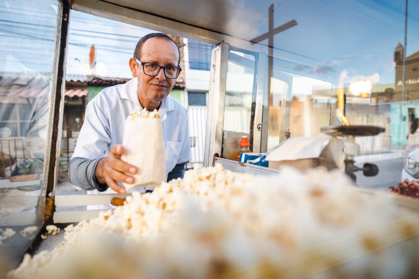 Adalmir da Paz vende pipocas e agora tem a praça como mais um atrativo para aumentar a renda. Foto: Jonathan Lins / Secom Maceió