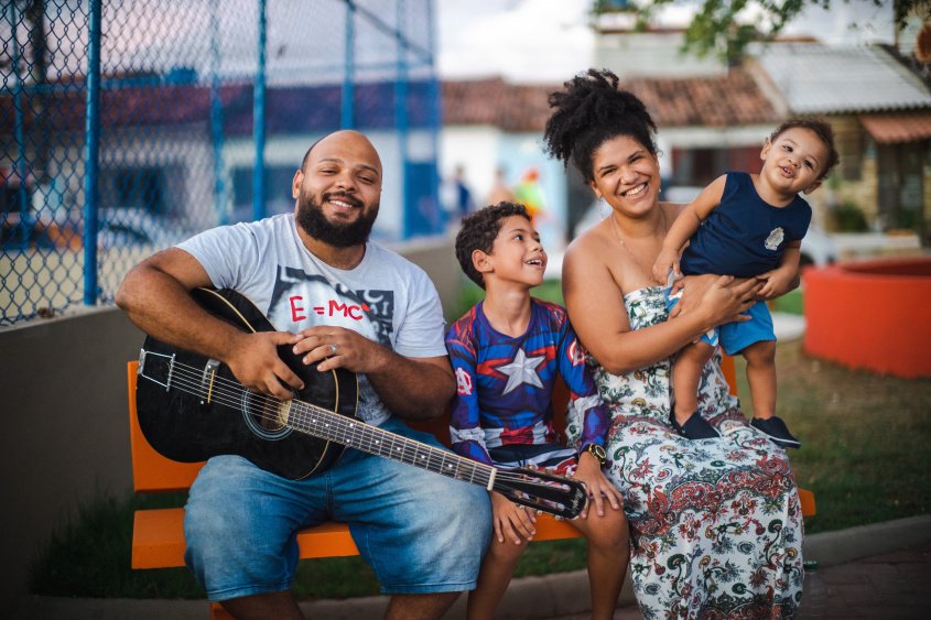 Gabriel Félix e Jéssica Fernanda prestigiaram a inauguração da praça com os filhos. Foto: Jonathan Lins / Secom Maceió