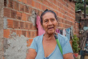 Moradora diz que vai ficar atenta ao descarte correto do lixo. Foto: Bárbara Wanderley/Secom Maceió