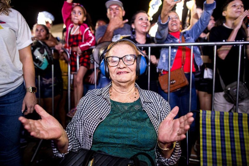 Dona Erodite utiliza fone abafador de ruídos para curtir o São João de Maceió com segurança. Foto: Alisson Frazão/Secom Maceió