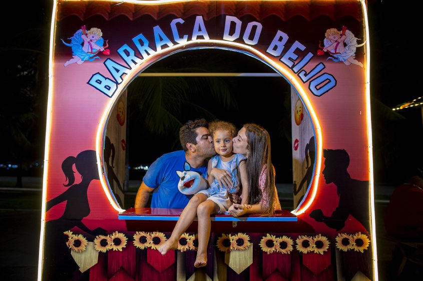 O engenheiro Alan Maío, a esposa Thamires e a filha Maya registram o momento em família. Foto: Allison Frazão