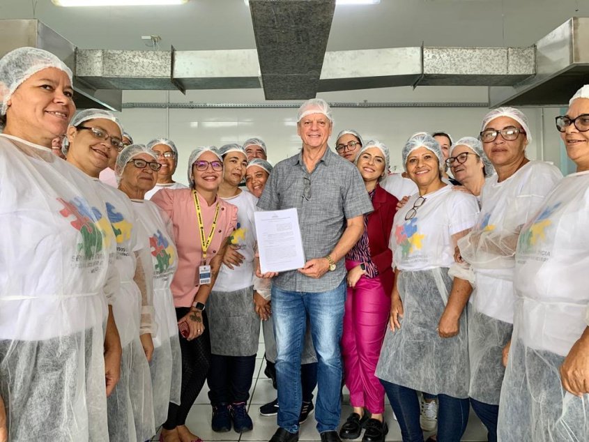 Secretário Fernando Davino visitou alunas no curso. Foto: Matheus Silvino (estagiário)/Ascom Semdes