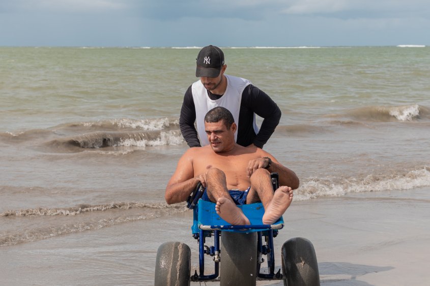 Banho de mar assistido é uma das ações oferecidas no Praia Acessível. Foto: Victor Vercant/Secom Maceió