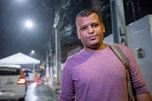Manoel Ramos, estudante de 23 anos e morador do bairro comemorou novos equipamentos de iluminação. Foto: Itawi Albuquerque