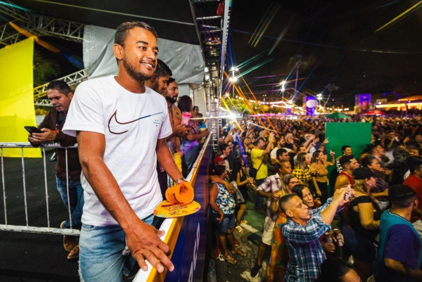 Everton Acioli curte os festejos juninos com tradução simultânea em Libras. Foto: Jonathan Lins/Secom Maceió