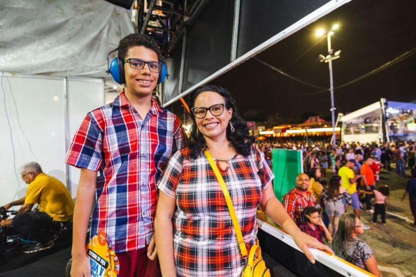 Luana Teixeira levou o filho com autismo para assistir o show do DJ Alok. Foto: Joanathan Lins/Secom Maceió
