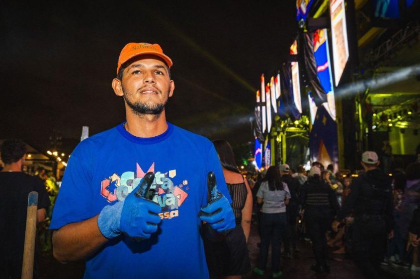 Cleiton Oliveira trabalha há três anos como serviços gerais. Foto: Jonathan Lins/Secom Maceió