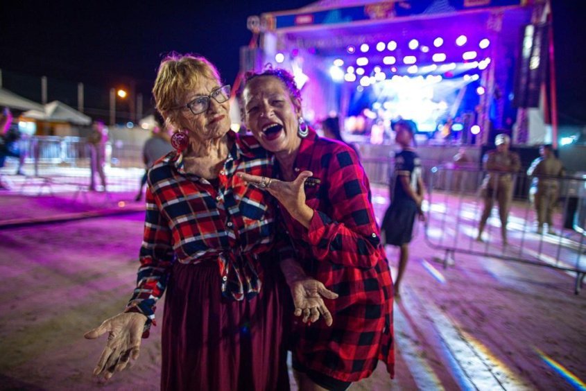 Mãe e filha curtem o primeiro dia das festas juninas no Graciliano Ramos. Foto: Alisson Frazão/Secom Maceió