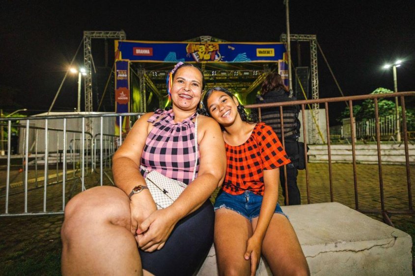 Moradora do Jacintinho curte a primeira noite dos festejos juninos pertinho de casa. Foto: Joanathan Lins/Secom Maceió