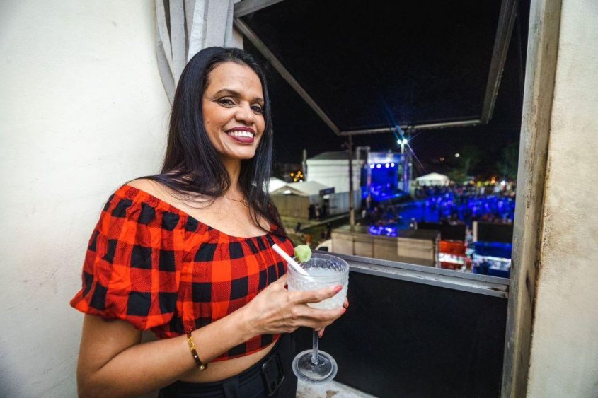Leidy Lins curte os festejos juninos dentro de seu apartamento no Jacintinho. Foto: Jonathan Lins/Secom Maceió
