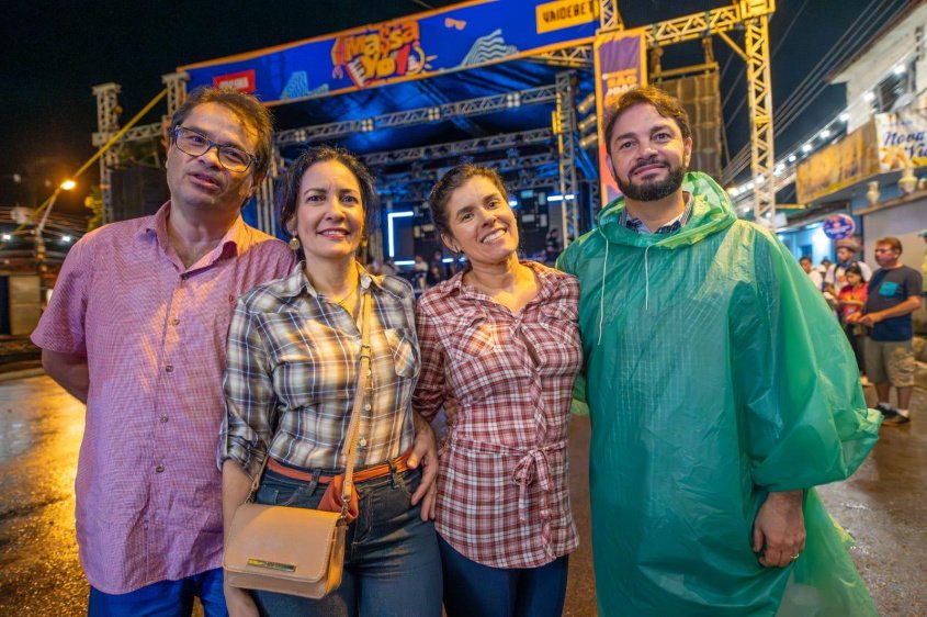 O advogado Tácio Cerqueira (de verde) foi a Fernão Velho para ver o forrozeiro Fidelis e aproveitar os outros shows da noite