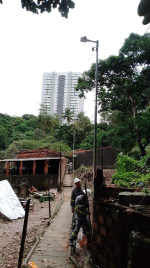 Ilumina instala posteamento em escadarias do Reginaldo. Foto: Ascom Ilumina