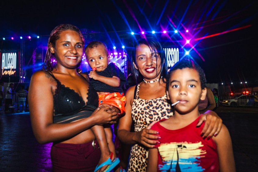 Késsia saiu do Vergel com o filho para se divertir no bairro onde morou; ela teve a companhia da irmã, Sandriely que mora no Biu e levou o filho pequeno. Foto: Jonathan Lins/Secom