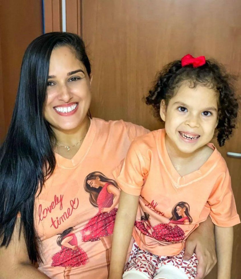 Segundo Larissa, fonoaudiologia, fisioterapia e terapia ocupacional ajudam no desenvolvimento e qualidade de vida de Lorena. Foto: Cortesia