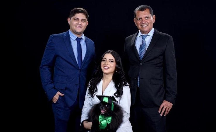 O empresário Márcio Peixoto com os filhos Caio e Fernanda