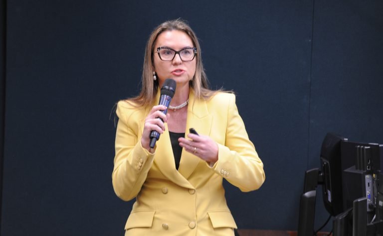 Audiência Pública - Valorização da Clínica Médica. Presidente - Sociedade Brasileira de Clínica Médica de Brasília, Viviane Peterle.