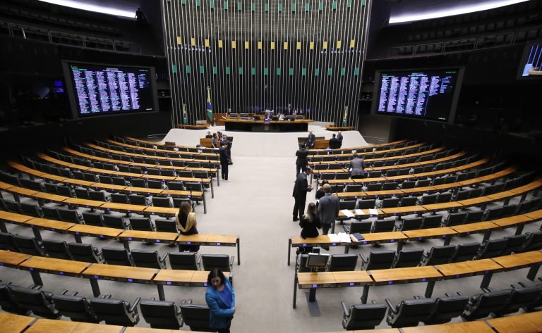 Deputados reunidos no plenário