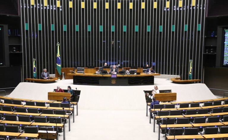 Discussão e votação de propostas legislativas.