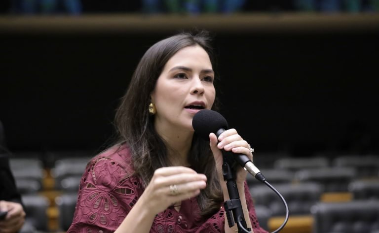 Deputada Maria Arraes (Solidariedade-PE) fala no Plenário da Câmara dos Deputados