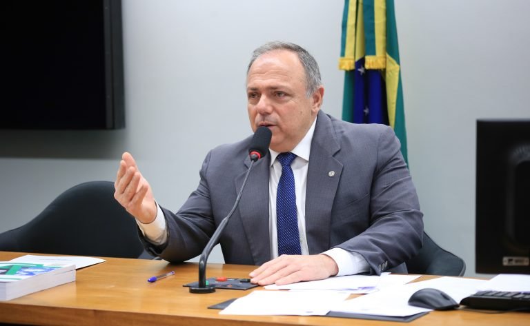Deputado General Pazuello (PL-RJ) fala em comissão da Câmara dos Deputados