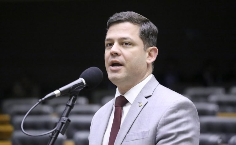 Deputado Tião Medeiros (PP-PR) fala no Plenário da Câmara dos Deputados