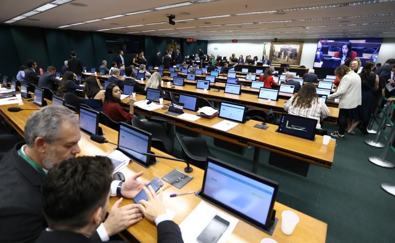 Discussão e votação de propostas legislativas.