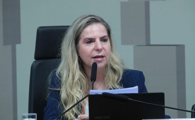 Discutir os dados sobre violência contra a mulher e a aplicabilidade da 
        Luizianne Lins: 50% dos feminicídios ocorrem em cidades pequenas
        
        

<p>Em debate na Comissão Permanente Mista de Combate à Violência contra a Mulher, nesta quarta-feira (11), a pesquisadora Juliana Brandão, do Fórum Brasileiro de Segurança Pública, e a presidente da comissão, deputada Luizianne Lins (PT-CE), destacaram a maior fragilidade da rede de proteção às mulheres em municípios de pequeno porte.</p>
<p>Segundo Brandão, municípios menores registram mais casos proporcionais de feminicídio.</p>
<p>A comissão promoveu audiência pública para discutir os dados sobre violência contra a mulher e a aplicabilidade da Lei do Feminicídio.</p>
<p>Luizianne Lins citou dados que indicam que 50% dos feminicídios ocorrem em municípios com até 100 mil habitantes. Como exemplo, mencionou o Ceará, onde grande parte dos 47 feminicídios registrados no último ano ocorreu em cidades sem delegacias especializadas ou centros de acolhimento.</p>
<p>“Quando existe minimamente uma estrutura, onde a mulher tem para como pedir ajuda, vemos a redução da violência”, afirmou a parlamentar.</p>
<p data-start=