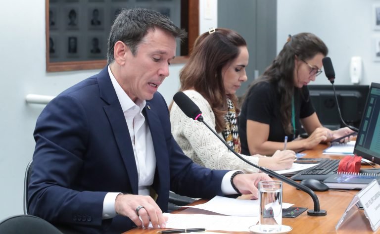 Discussão e votação do parecer do relator. Dep. Felipe Carreras (PSB - PE)