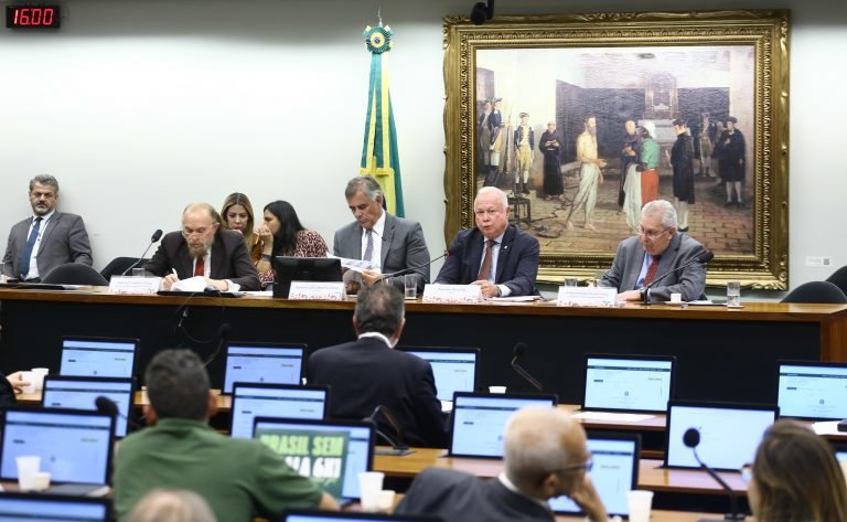 Audiência Pública – Debate sobre a 
				Debate na Câmara reuniu representantes dos trabalhadores
				
				

<p>Representantes de sindicatos de trabalhadores defenderam nesta terça-feira (24) a redução da jornada máxima semanal no país como estratégia para melhorar a saúde mental, o tempo de convívio familiar e a eficiência dos trabalhadores brasileiros. Eles participaram de debate na Comissão de Constituição e Justiça e de Cidadania (CCJ) da Câmara dos Deputados.</p>
<p>Na avaliação dos sindicatos, no “mundo ideal”, a redução seria das atuais 44 horas por semana para 36 horas. Mas, de maneira unânime, afirmaram que apoiam a proposta defendida na semana passada na CCJ pelo ministro do Trabalho, Luiz Marinho: 40 horas semanais, com duas folgas e sem perda salarial.</p>
<p>Márcio Ayer, presidente do Sindicato dos Comerciários do Rio de Janeiro, apresentou dados do “Atlas Comentado da Escala 6×1″, revelando que mais de 50% dos trabalhadores sofrem pressão ou assédio e 33% gastam mais de uma hora e meia diária apenas no trânsito. Para Ayer, essa escala não organiza apenas o emprego, mas ” a vida inteira do trabalhador”, retirando dele o convívio social e a saúde.</p>
<p>				Vinicius Loures / Câmara dos Deputados<br />
				<img decoding=