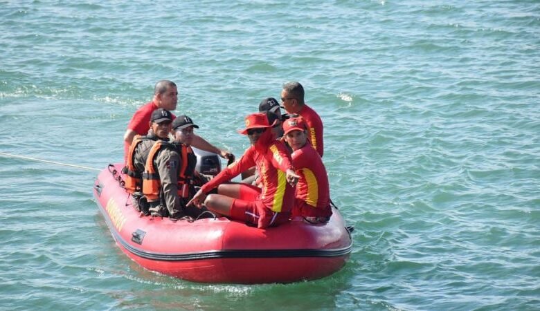 GOVERNO DE ALAGOAS - Corpo de Bombeiro resgata dois pescadores após naufrágio de catamarã em Maceió