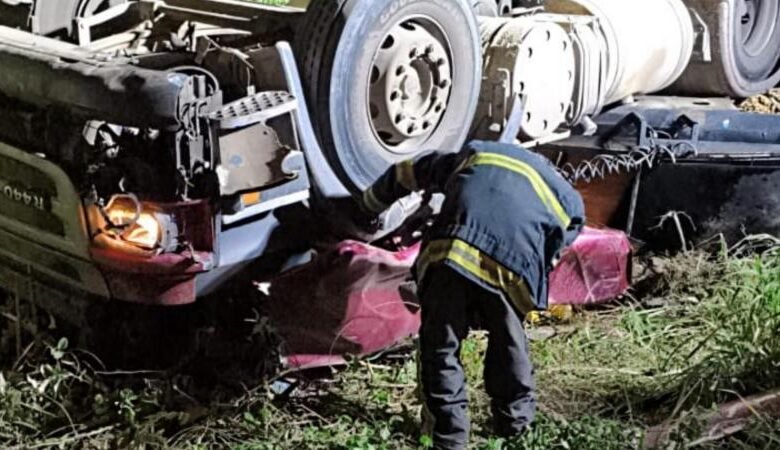 GOVERNO DE ALAGOAS - Corpo de Bombeiros atua em acidente com vítima presa às ferragens em Mata Grande