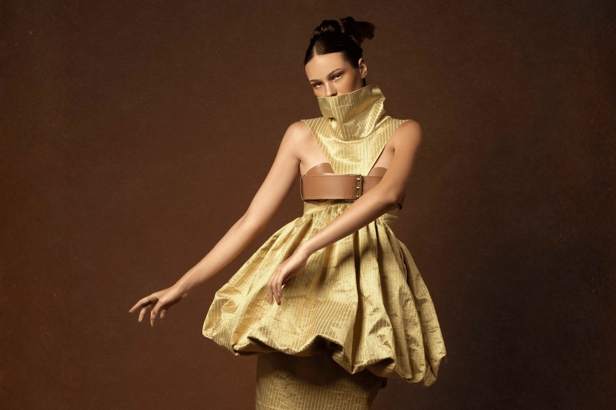 foto com cor. modelo com vestido da marca sacramound em fundo marrom - metrópoles