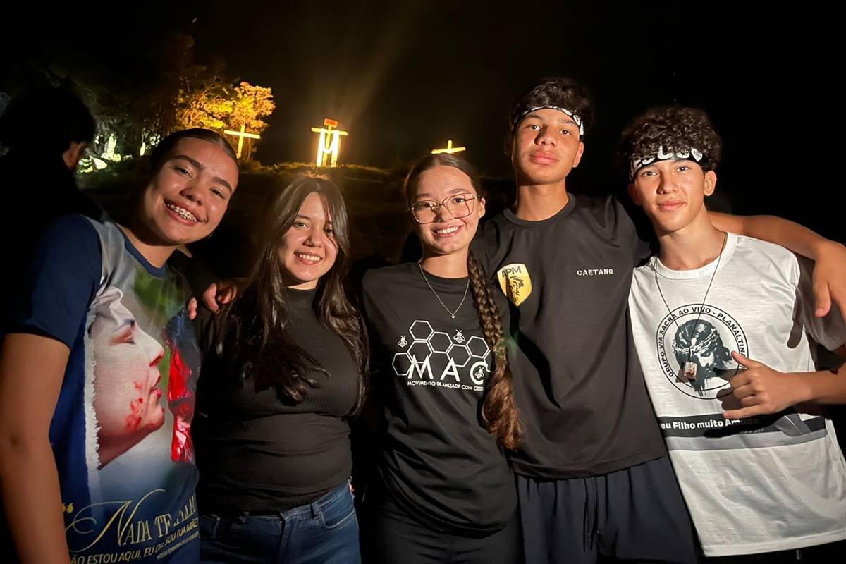 Adolescentes reunidos durante a Via-Sacra do Morro da Capelinha, em Planaltina
