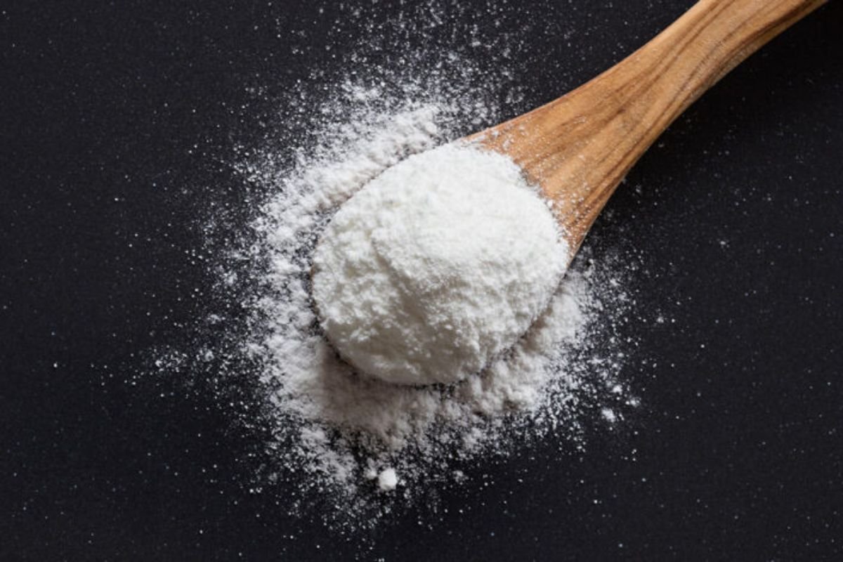 colher de pau com bicarbonato de sódio