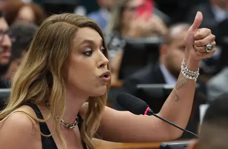 Brasília-DF – 15/04/2026 – Reunião da Comissão de Constituição e Justiça (CCJ) da Câmara para leitura do relatório do deputado Paulo Azi da proposta de emenda à Constituição (PEC 221/2019) que reduz a jornada de trabalho a 36 horas. A oposição pediu vistas. (Deputada Erika Hilton) Foto: Lula Marques/ Agência Brasil.