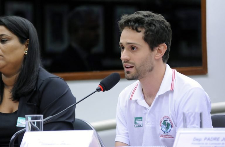 Audiência pública para avaliar o acordo sobre rompimento da barragem em Minas com famílias atingidas e autoridades responsáveis. Atingido de Governador Valadares e Coordenador estadual do MAB, Guilherme de Sousa Camponêz