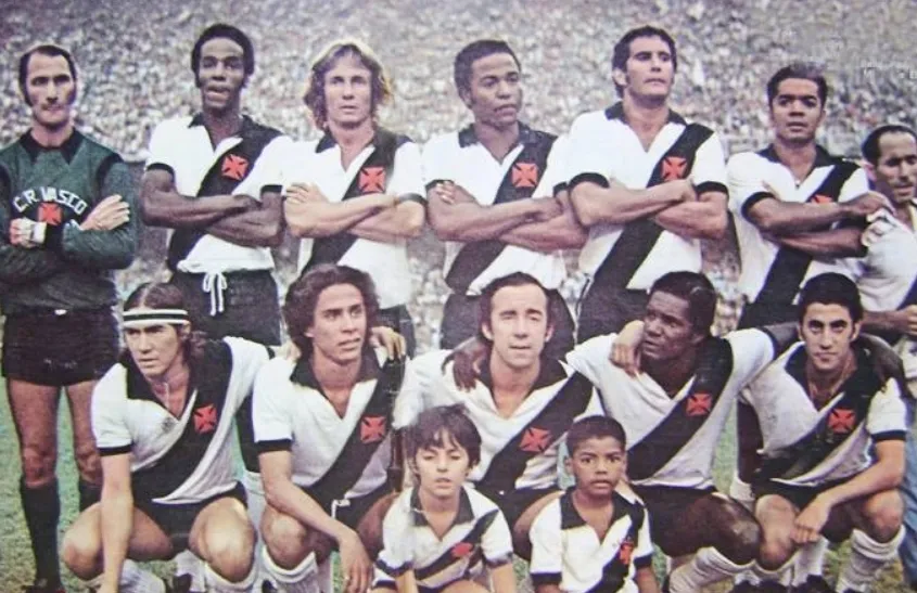 Eberval, último em pé, no Vasco dos anos 1970