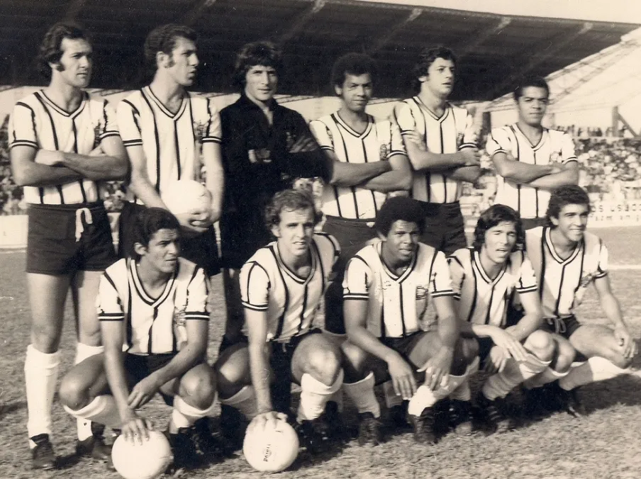 Eberval, último em pé, no Corinthians em 1973