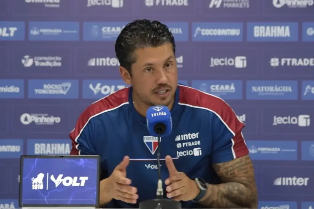 Fortaleza vence Criciúma e Thiago Carpini esclarece gesto após polêmica (Foto: reprodução/TV Leão)