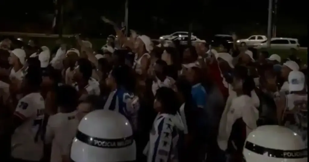 Bahia enfrenta protestos da torcida e sai 'pelos fundos' da Fonte Nova (Foto: Reprodução / Redes Sociais)