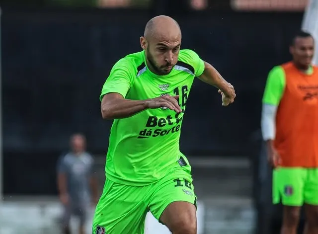 Régis mantido titular Santa Cruz