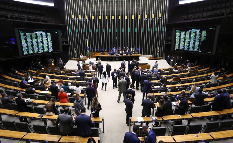 Discussão e votação de propostas legislativas.