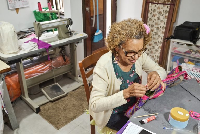 idosa trabalha na confecção de bolsa