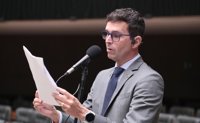 Deputado Luiz Lima fala ao microfone