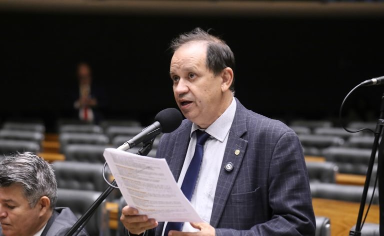 Deputado Eli Borges fala ao microfone