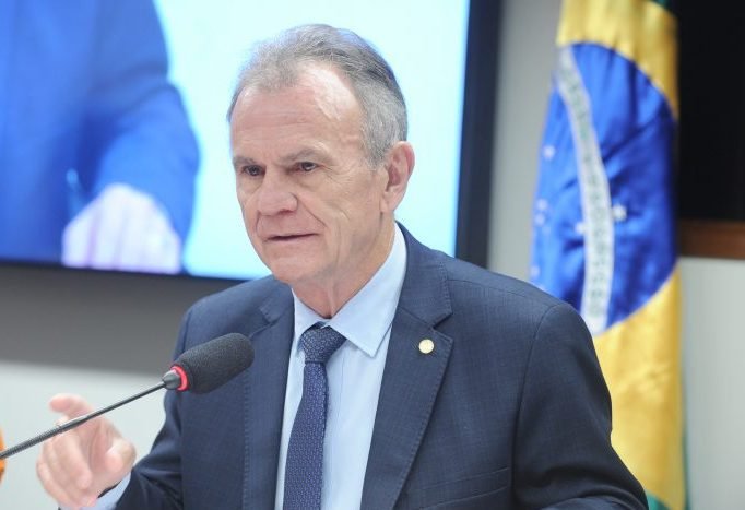 Deputado Toninho Wandscheer fala ao microfone