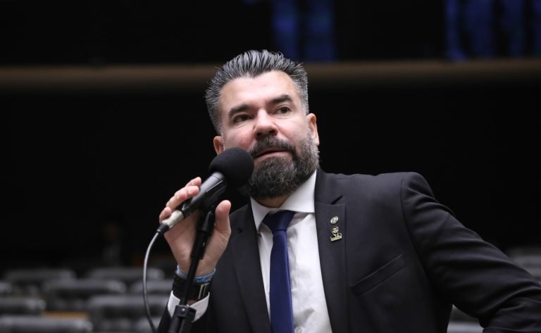 Deputado Delegado Caveira fala ao microfone