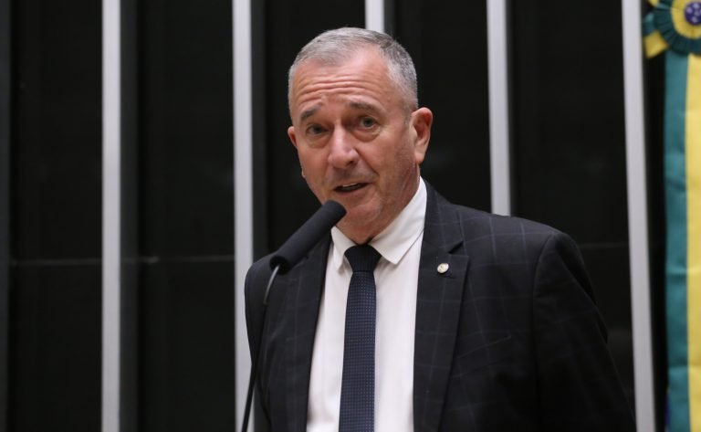 Deputado Bebeto fala ao microfone