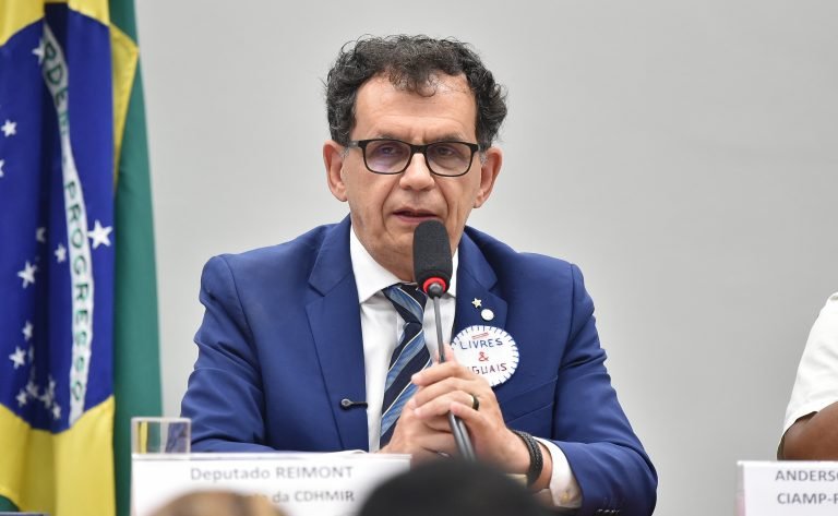 Deputado Reimont fala ao microfone